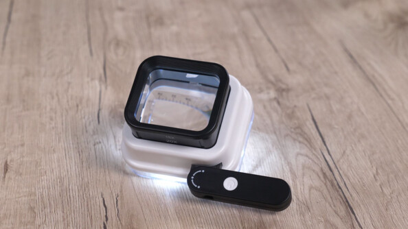 Handliche LED-Lupe mit 3-facher Vergrößerung